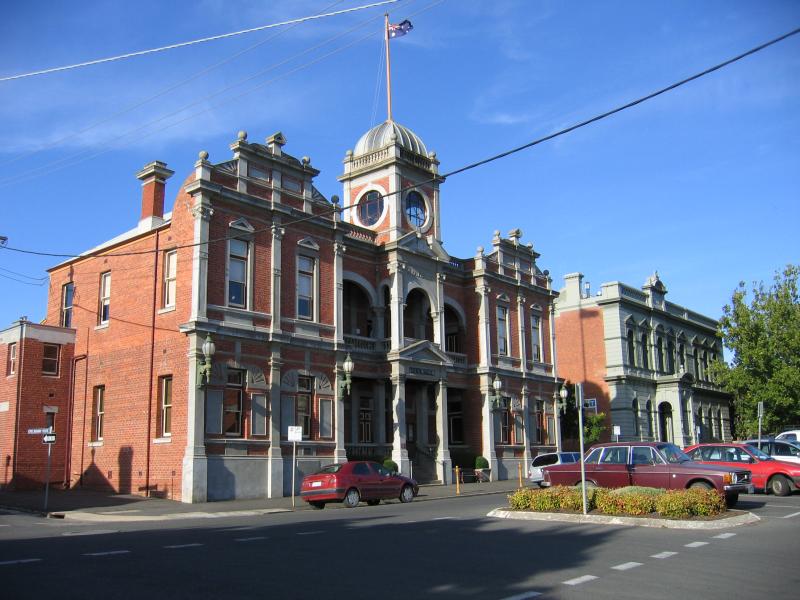 Castlemaine - Shops and commercial centre along Barker, Mostyn and Lyttleton Streets: Town Hall, Lyttleton St at Frederick St
