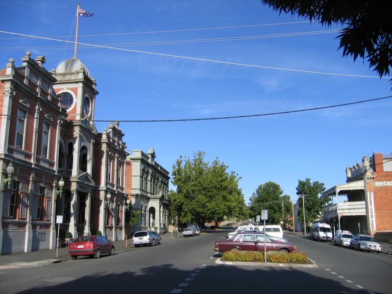Castlemaine - Shops and commercial centre along Barker, Mostyn and Lyttleton Streets: View east along Lyttleton St between Frederick St and Hargraves St