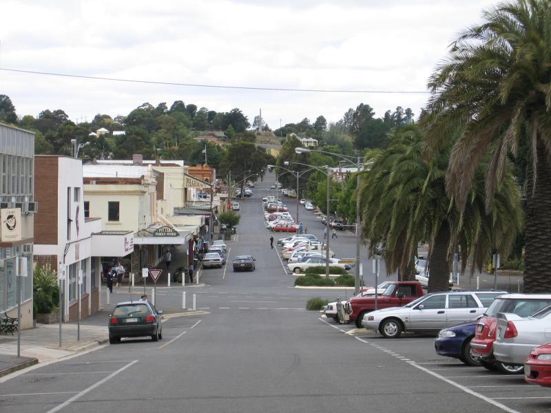 Castlemaine - Shops and commercial centre - Barker, Mostyn and Lyttleton Streets - View east along Mostyn St towards Barker St