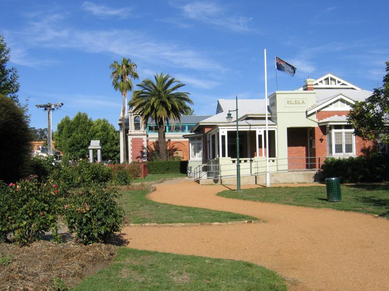 Castlemaine - Shops and commercial centre along Barker, Mostyn and Lyttleton Streets: R.S.L. Hall, viewed from gardens on Mostyn St