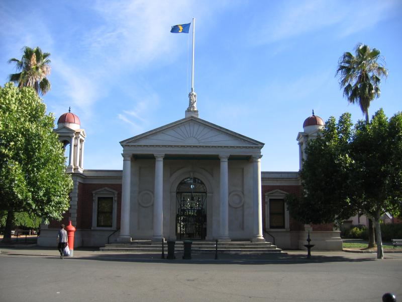 Castlemaine - Shops and commercial centre along Barker, Mostyn and Lyttleton Streets: Castlemaine Visitor Information Centre (old Castlemaine market), Mostyn St