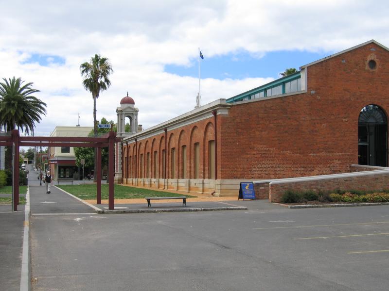 Castlemaine - Shops and commercial centre along Barker, Mostyn and Lyttleton Streets: View north along pathway next to Visitor Information Centre, towards Mostyn St