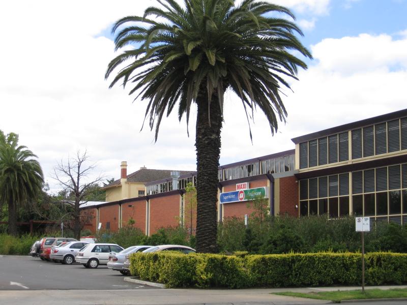 Castlemaine - Shops and commercial centre along Barker, Mostyn and Lyttleton Streets: IGA supermarket, viewed from car park off Forest St