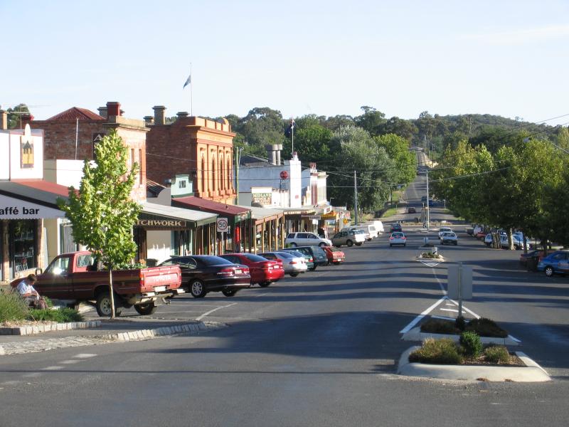 Castlemaine - Shops and commercial centre along Barker, Mostyn and Lyttleton Streets: View south along Hargraves St at Lyttleton St