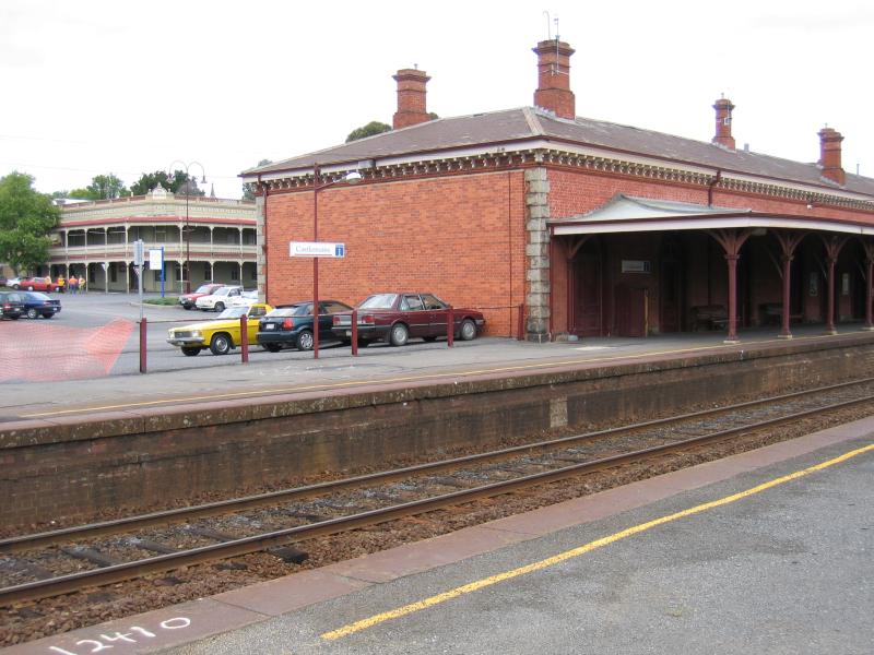Castlemaine - Castlemaine railway station, Kennedy Street: Platform