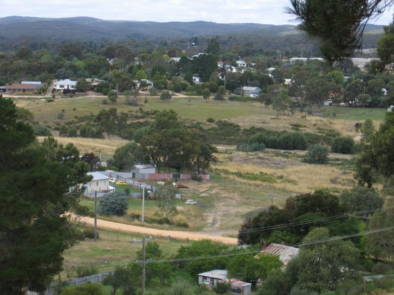 Castlemaine - Kalimna Park: View east from Kalimna Rd near Lyttleton St