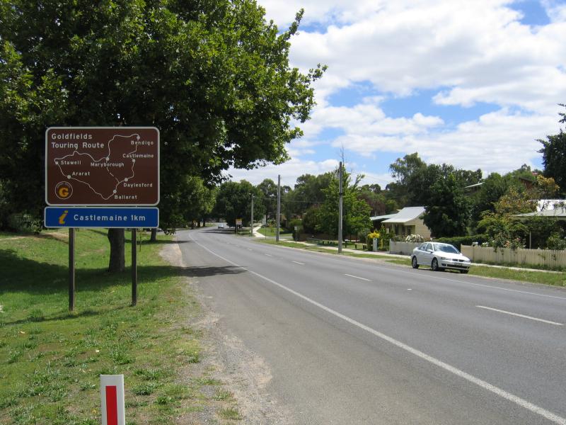 Castlemaine - Around Castlemaine and outskirts: Goldfields Touring Route sign, view west along Pyrenees Hwy towards Andrew St