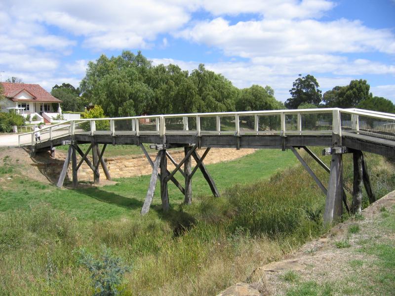 Castlemaine - Around Castlemaine and outskirts - Footbridge across Forest Creek, Pyrenees Hwy opposite Andrew St
