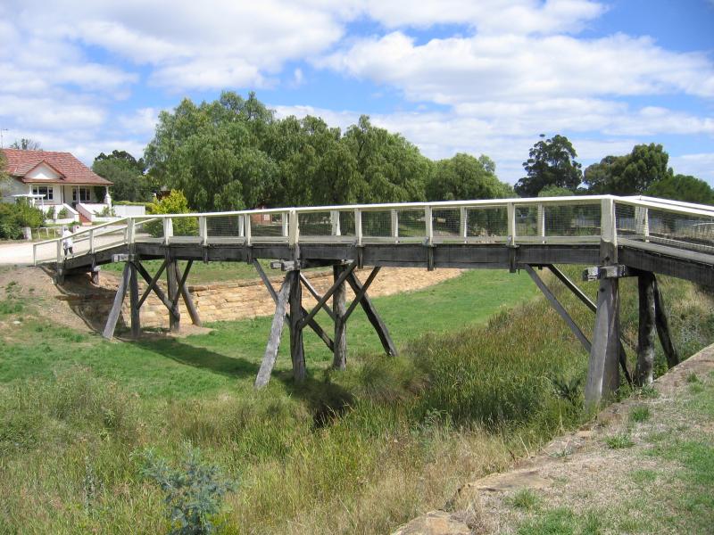 Castlemaine - Around Castlemaine and outskirts: Footbridge across Forest Creek, Pyrenees Hwy opposite Andrew St