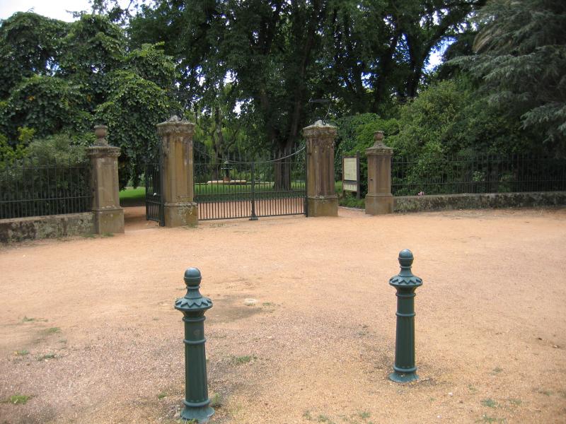 Castlemaine - Castlemaine Botanical Gardens: Entrance, corner Walker St and Downes St