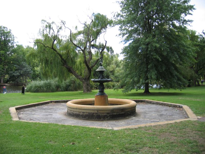 Castlemaine - Castlemaine Botanical Gardens: Fountain