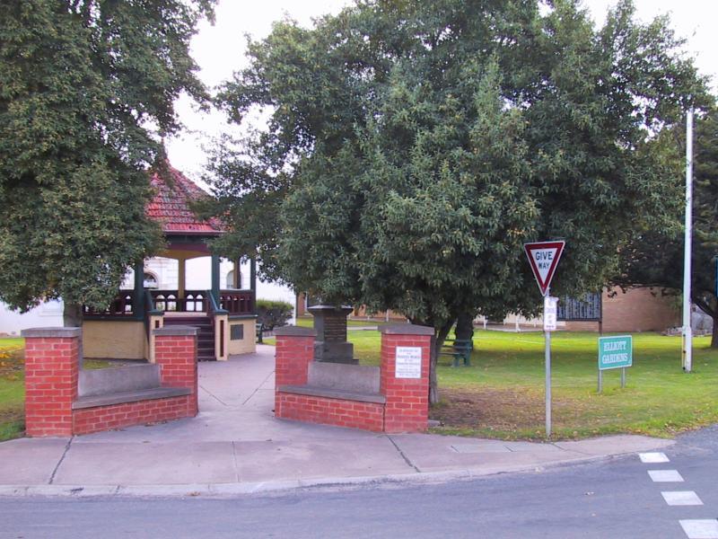 Charlton - Around Charlton: Rotunda at Elliott Gardens, High St