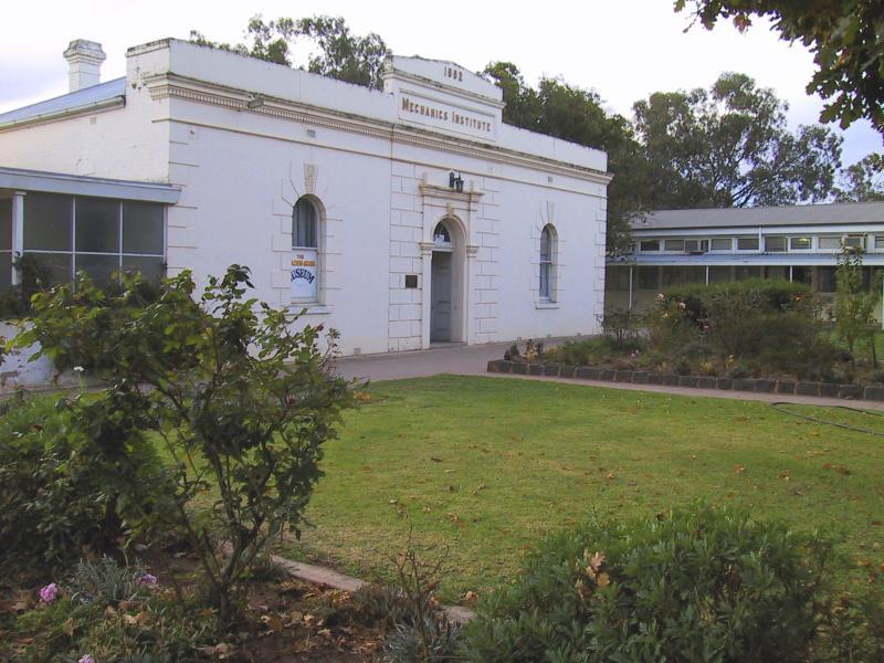 Charlton - Around Charlton: Mechanics Hall, Elliott Gardens, High St