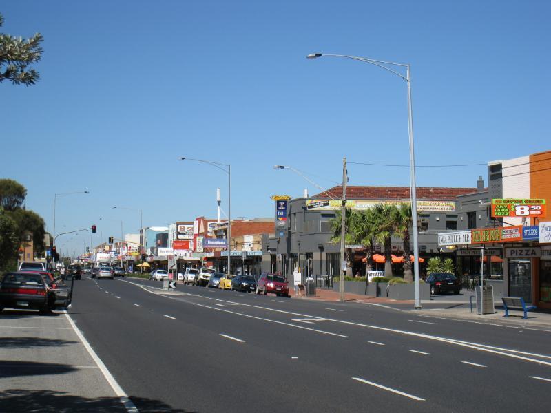 Chelsea - Shops and commercial centre along Nepean Highway: View south along Nepean Hwy towards Avondale Av
