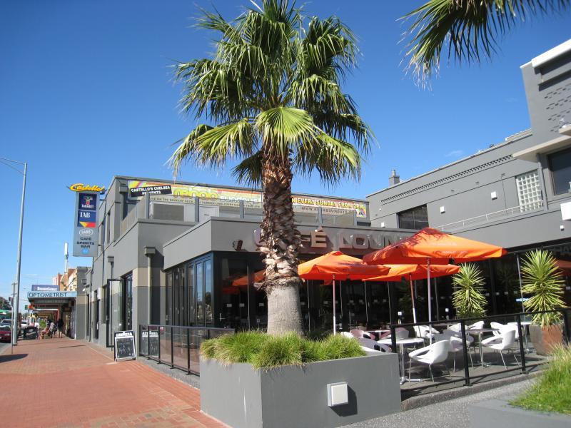 Chelsea - Shops and commercial centre along Nepean Highway: View south along Nepean Hwy at Longbeach Hotel