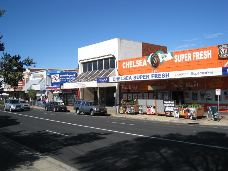 Chelsea - Shops and commercial centre along Nepean Highway: View south along Nepean Hwy at The Strand