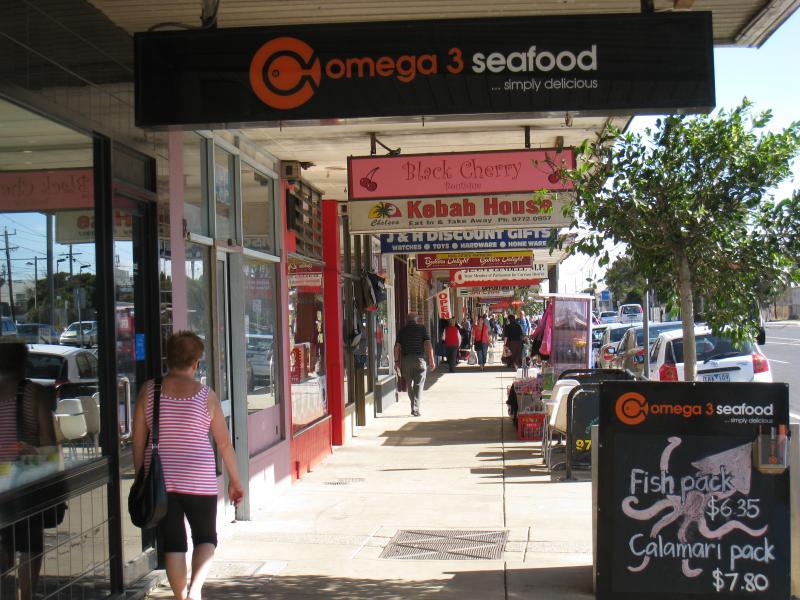Chelsea - Shops and commercial centre along Nepean Highway: Footpath in front of shops along Nepean Hwy, south of The Strand