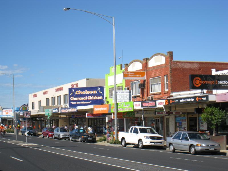 Chelsea - Shops and commercial centre along Nepean Highway: View south along Nepean Hwy towards Swansea Rd