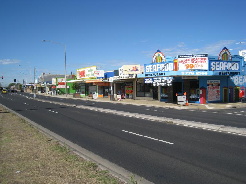 Chelsea - Shops and commercial centre along Nepean Highway: View south along Nepean Hwy at Swansea Rd