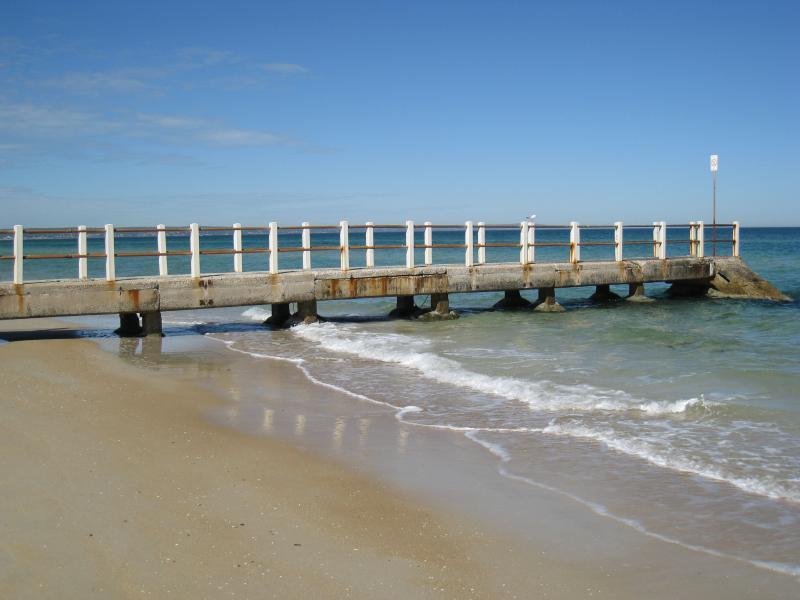 Chelsea - Beach and foreshore around pier and north of pier: View south along beach towards pier
