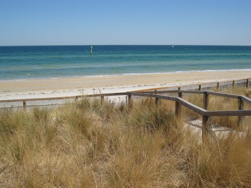 Chelsea - Beach and foreshore around pier and north of pier: View across beach from foreshore at The Beachway