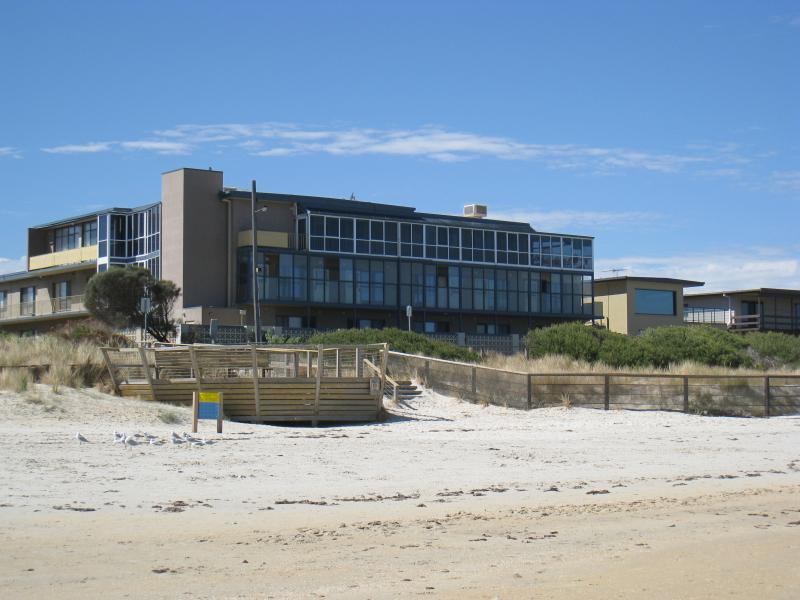Chelsea - Beach and foreshore around pier and north of pier: View towards viewing platform from beach at end of Avondale Av