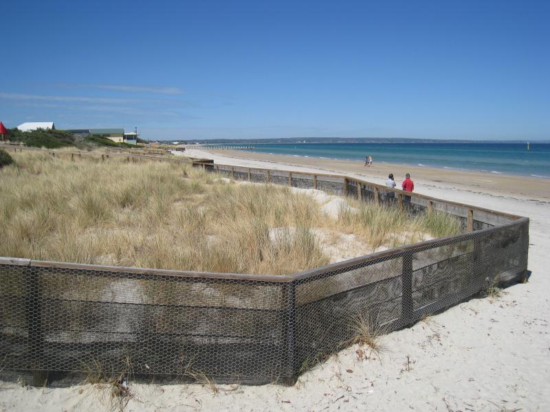 Chelsea - Beach and foreshore around pier and north of pier: View south along beach from viewing platform at end of Avondale Av