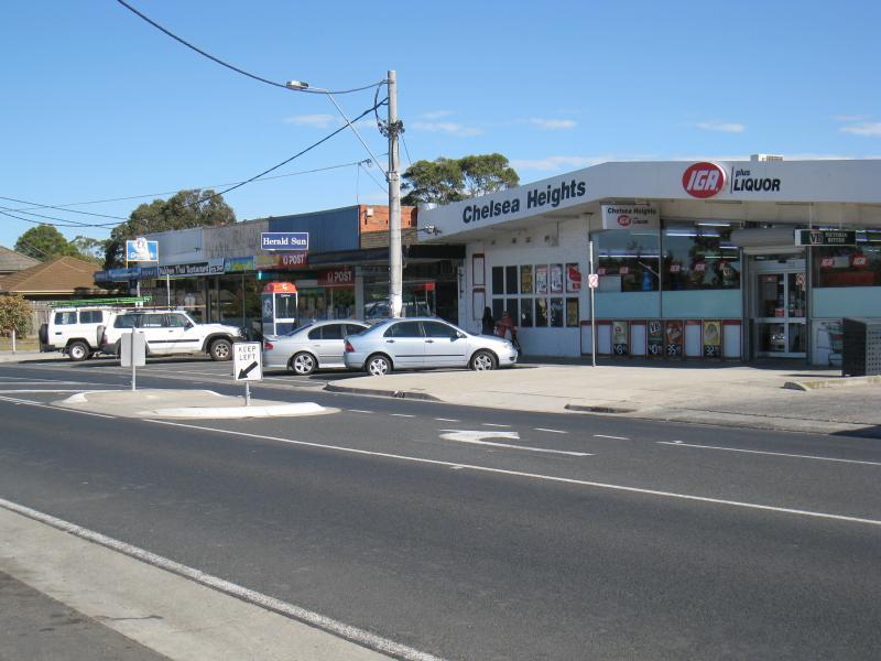 Chelsea - Shops along Thames Promenade, Chelsea Heights: Supermarket and shops near Fourth Av
