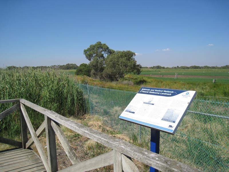 Chelsea - Edithvale-Seaford Wetlands, viewing areas along Edithvale Road: Viewing platform at car park near Secondary Drain