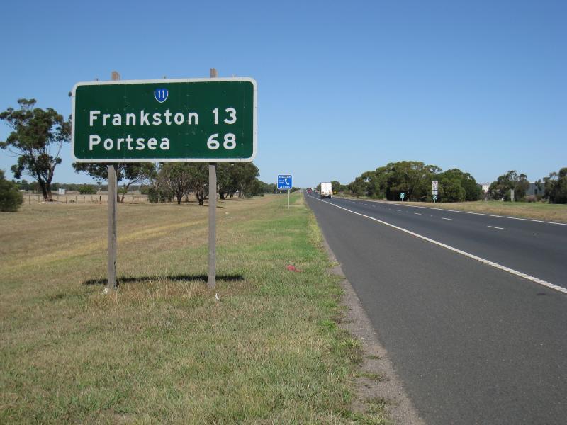 Chelsea - Mornington Peninsula Freeway: View south along freeway between Springvale Rd and Thames Promenade