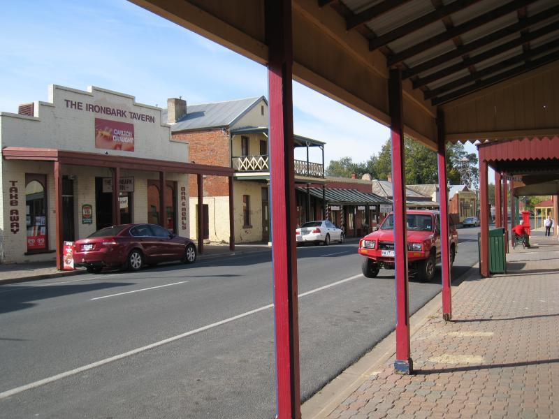 Chiltern - Shops and commercial centre, Conness Street and Main Street: View east along Conness St towards Ironbark Tavern