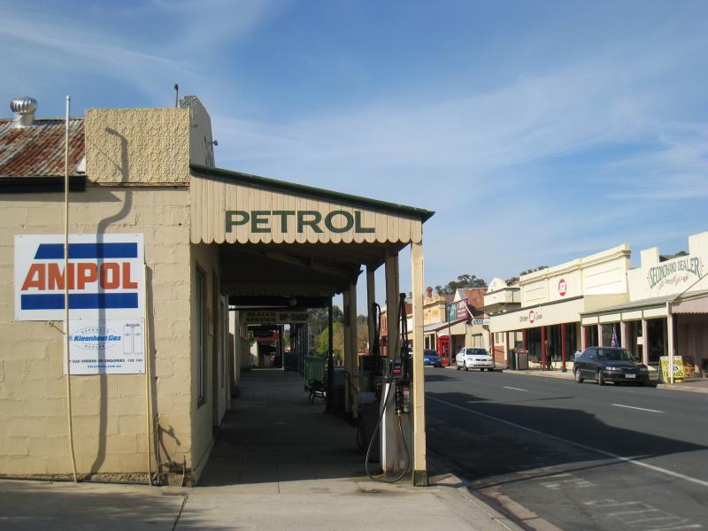 Chiltern - Shops and commercial centre, Conness Street and Main Street: View east along Conness St