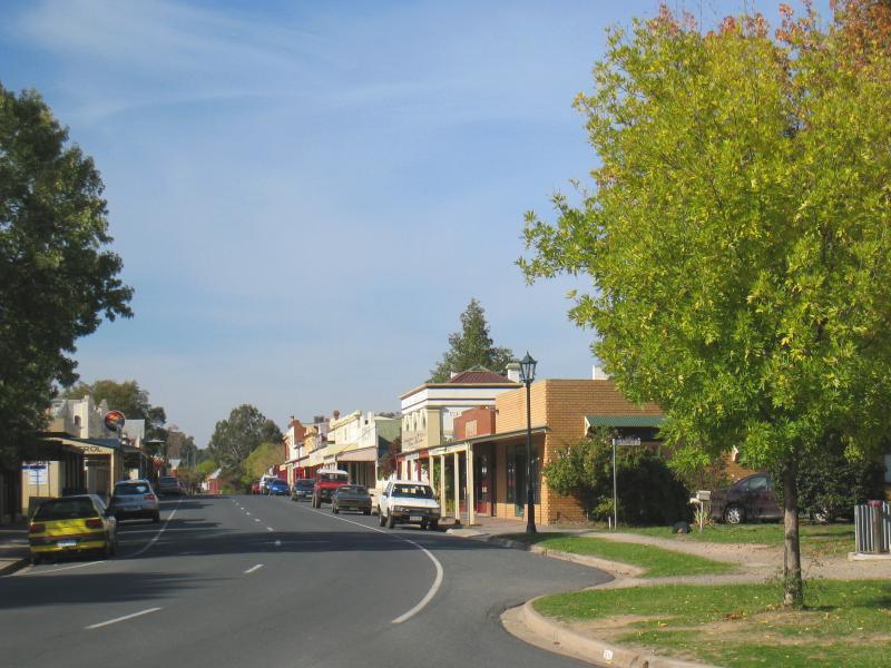 Chiltern - Shops and commercial centre, Conness Street and Main Street: View east along Conness St at Gleeson St