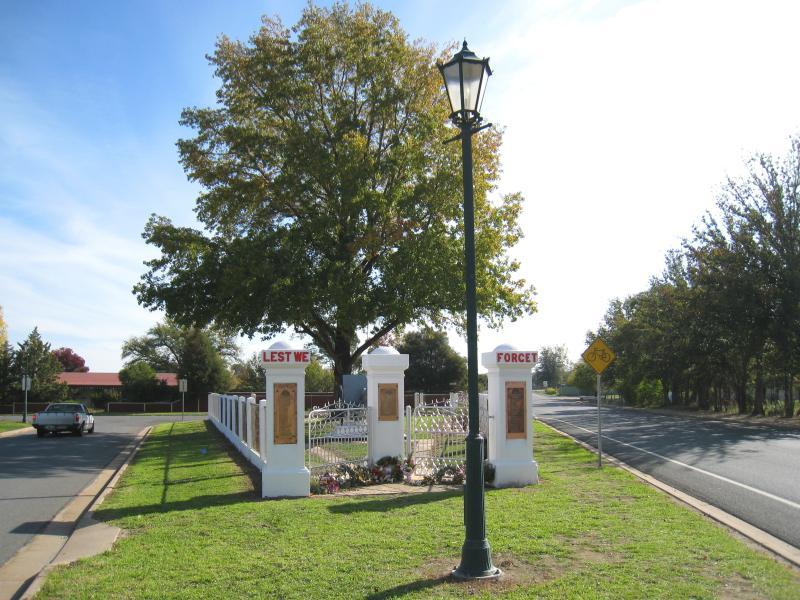 Chiltern - Shops and commercial centre, Conness Street and Main Street: Gardens at war memorial, corner Conness St and Gleeson St
