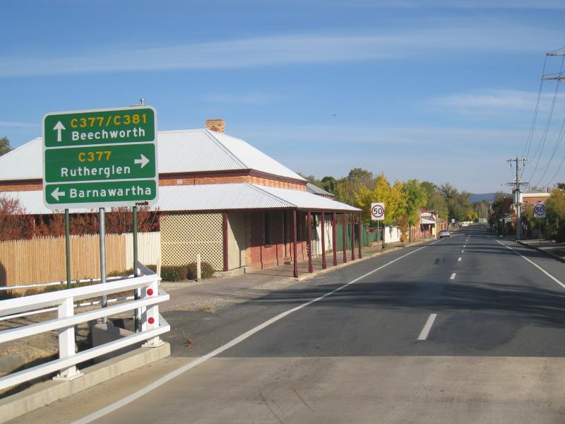Chiltern - Main Street between High Street / Crawford Street and Reid Street: View south along Main St at Crawford St