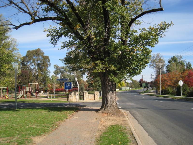 Chiltern - Main Street south of Conness Street: View south along Main St towards Alliance St