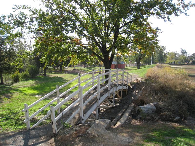 Chiltern - Lake Anderson and surrounding parkland: Footbridge at south-western corner of lake