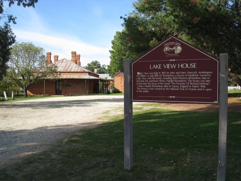 Chiltern - Lake View House, corner Victoria Street and Wills Street: Entrance to house