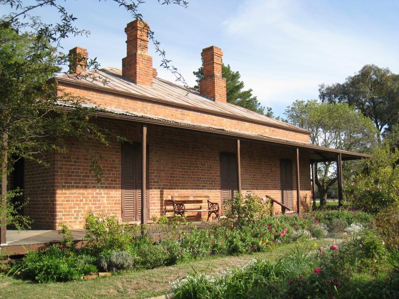 Chiltern - Lake View House, corner Victoria Street and Wills Street: House and front garden
