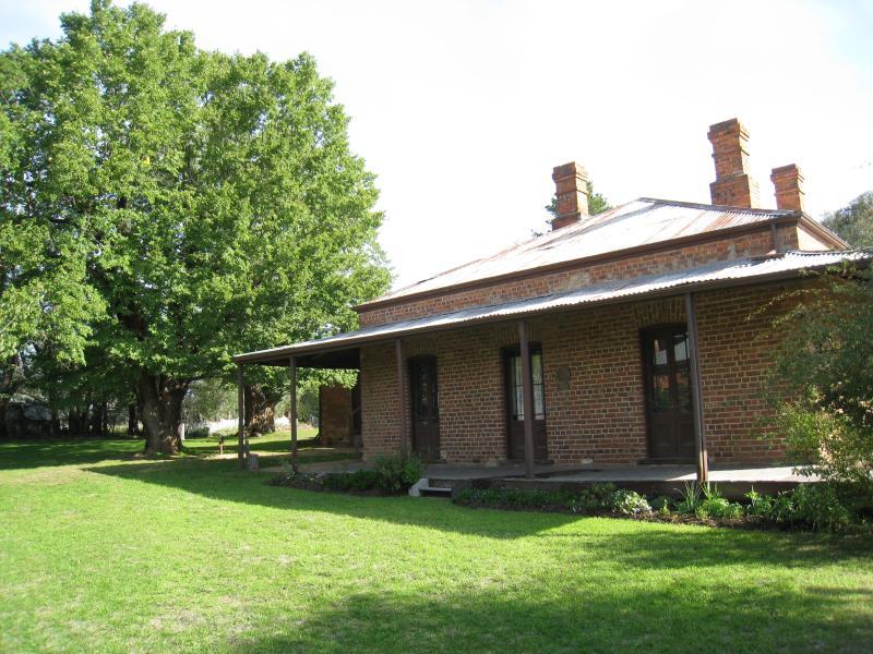 Chiltern - Lake View House, corner Victoria Street and Wills Street: House and rear garden