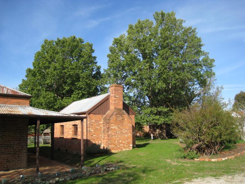 Chiltern - Lake View House, corner Victoria Street and Wills Street: House and rear garden