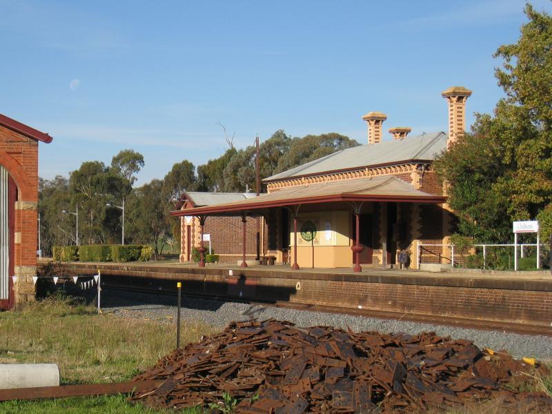 Chiltern - Chiltern railway station, Wills Street: View towards station and platform