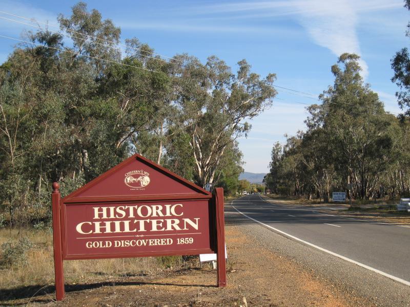 Chiltern - Howlong Road, north end of town: Chiltern town sign, view south along Howlong Rd towards Albert St