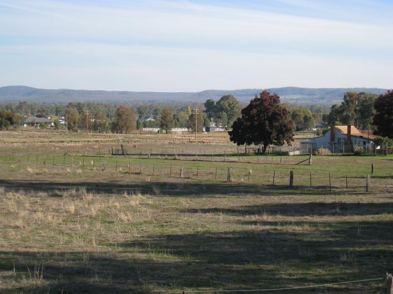 Chiltern - Rutherglen Road (North Road section), north-west end of town: South-west view