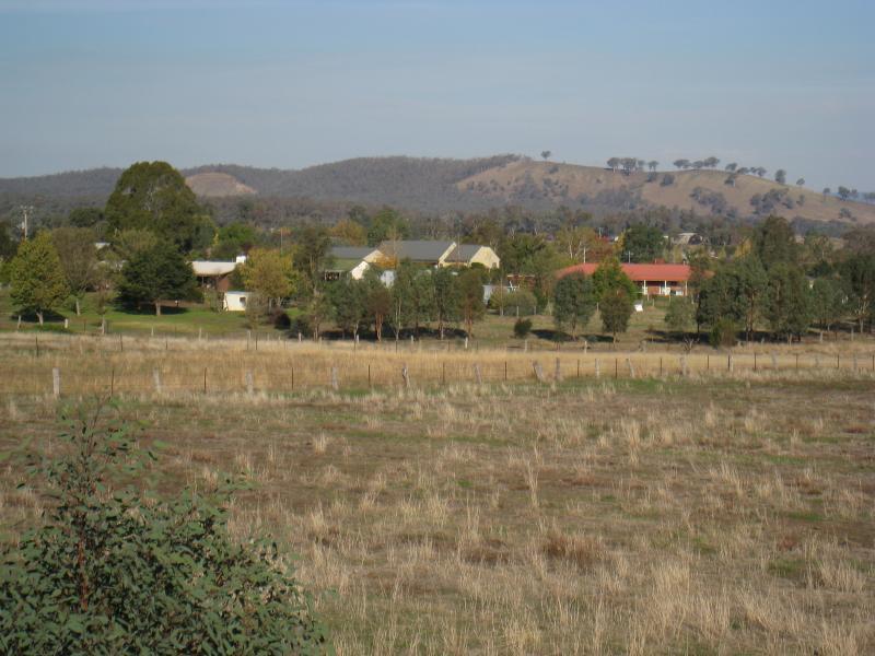 Chiltern - Rutherglen Road (North Road section), north-west end of town: South-east view