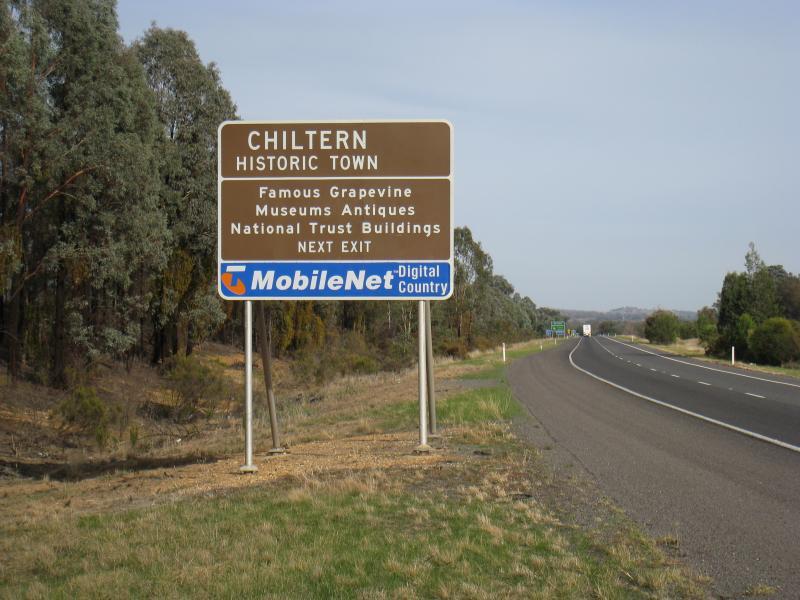 Chiltern - Hume Freeway near Chiltern: Town information sign, view south-west along Hume Fwy towards Chiltern exit