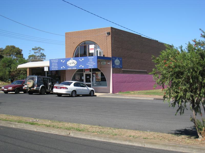 Clifton Springs - Local shopping centre, Pinnaroo Avenue: Shops along southern side of Pinnaroo Av