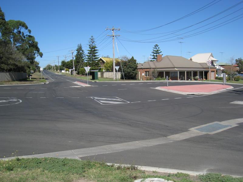Clifton Springs - Bay Shore Avenue: View south along Jetty Rd at Bay Shore Av