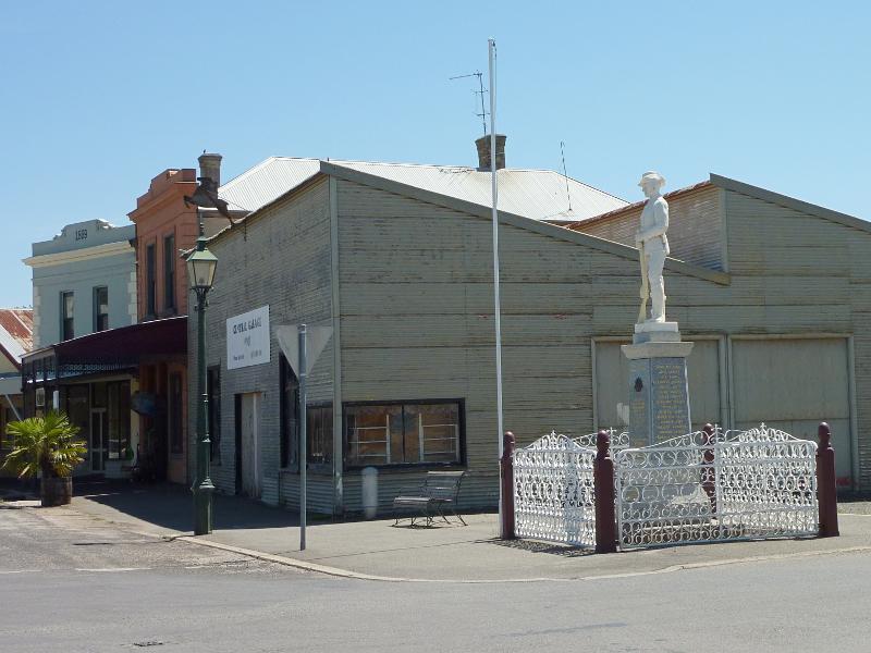 Clunes - Shops and commercial centre, Fraser Street between Service Street and Templeton Street: Central Garage and war memorial, view west along Fraser St at Service St