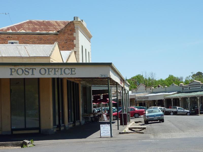 Clunes - Shops and commercial centre, Fraser Street between Service Street and Templeton Street: View west along Fraser St at Service St